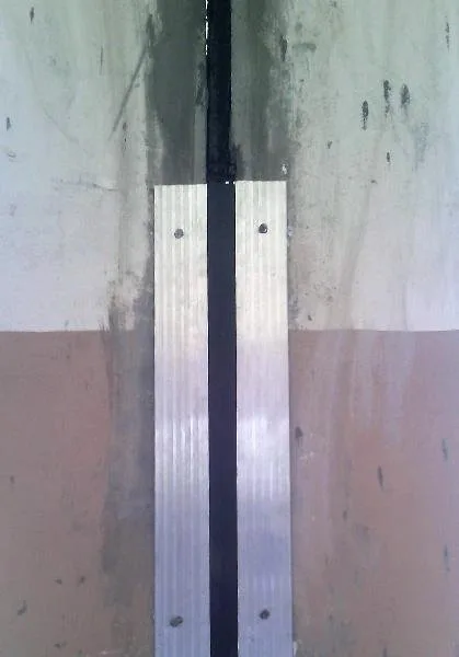 Dseal vertical compression expansion joint seal